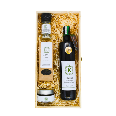 Geschenksholzkiste mit Kürbiskernöl, Salz, Pesto und Kerne