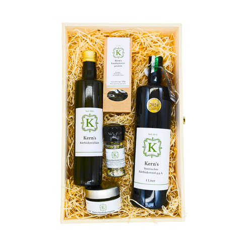 Geschenksholzkiste mit Kürbiskernöl, Salz, Pesto, Kerne und Likör